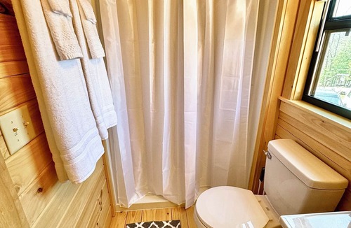 Marion Cabin | Walking Distance to Lake James: Private Resort Amenities