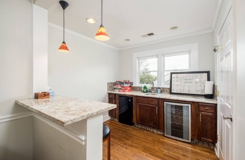 Commonwealth Park House | Walking distance to restaurants, breweries and bars!
