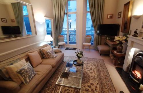 Warwick Apartment | Warwick Square