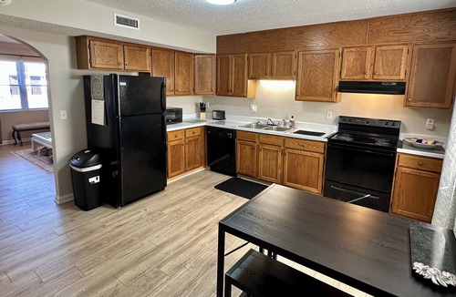 Hickory Apartment | Washer, Dryer, Desk, Smart TV, Blackout Shades, Fully Stocked Kitchen Cookware