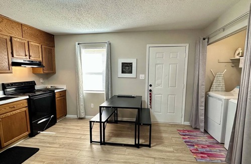 Hickory Apartment | Washer, Dryer, Desk, Smart TV, Blackout Shades, Fully Stocked Kitchen Cookware
