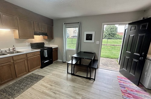 Hickory Apartment | Washer, Dryer, Desk, Smart TV, Blackout Shades, Fully Stocked Kitchen Cookware