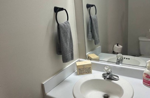 Hickory Apartment | Washer, Dryer, Desk, Smart TV, Blackout Shades, Fully Stocked Kitchen Cookware