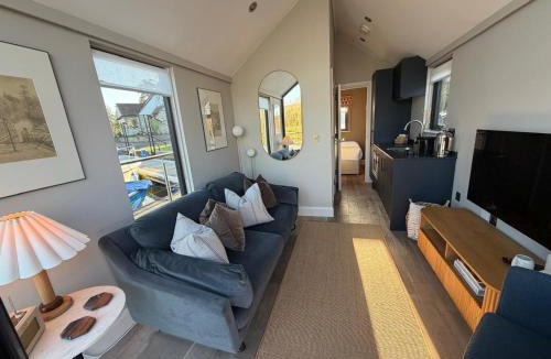 Saltford Boat Rental | Water Cabin With Water Sports Equipment and Bikes, Bath