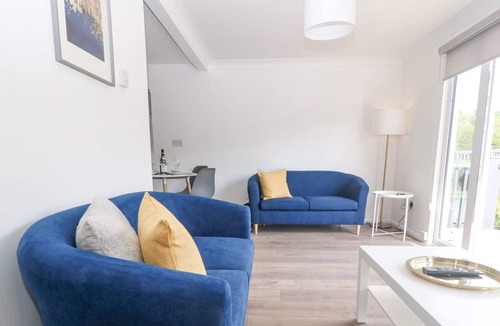 Bont Newydd Cabin | WATER'S EDGE, 44 GLAN GWNA, pet friendly, with a garden in Caernarfon
