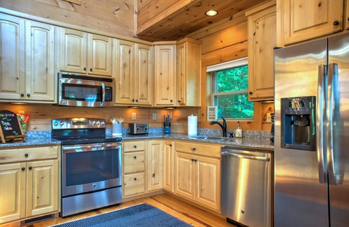 Skyland Cabin | Waterfall Cabin | Creekside Retreat w/Hot Tub + Views + Biltmore Pass