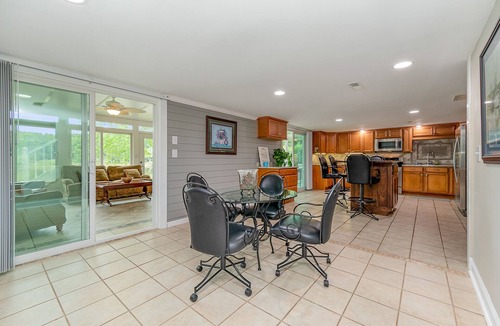 Southmont House | Waterfront 3 suites and 3 bathrooms. True lake living.