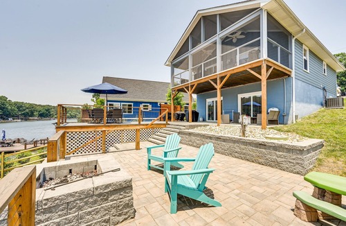 New London House | Waterfront Badin Lake Getaway: Boat Dock, Fire Pit
