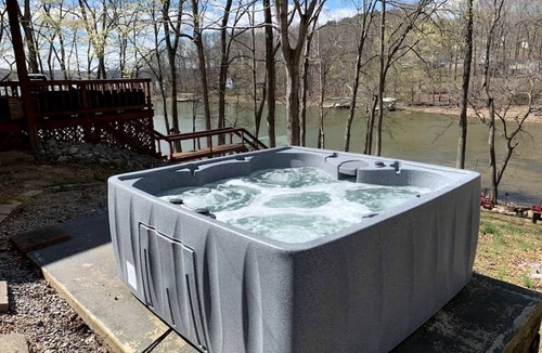 Cadiz Cabin | Waterfront Cabin with Private Dock, Jacuzzi and Deck in Kentucky