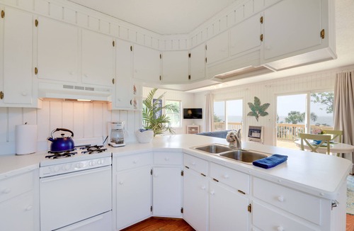 Marshallberg Cottage | Waterfront Crystal Coast Vacation Rental w/Deck!