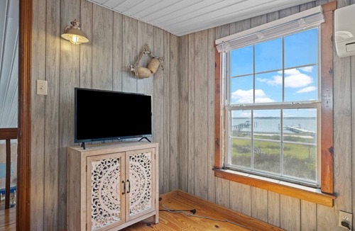 Sealevel House | Waterfront+Dock+Kayaks+PingPong