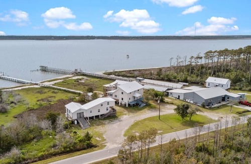 Sealevel House | Waterfront+Dock+Kayaks+PingPong