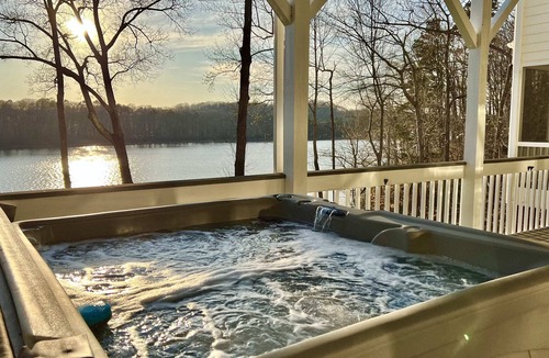 Barium Springs House | Waterfront home sauna, hot tub, BOAT available
