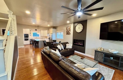 Columbia House | Waterfront, Hot Tub - 4BR, 4.5Bath, Pet Friendly