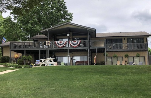 Troutman House | *Waterfront House on Lake Norman, Pool & Private Dock, Sleeps 12*
