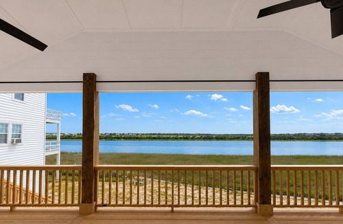 St. James House | Waterfront ICW Retreat 3BR2.5 Bath Near Oak Island and Holden Beach King Bed!