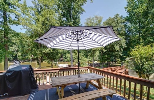 Southmont Cottage | Waterfront! Lake it Easy on High Rock Lake, Kayaks