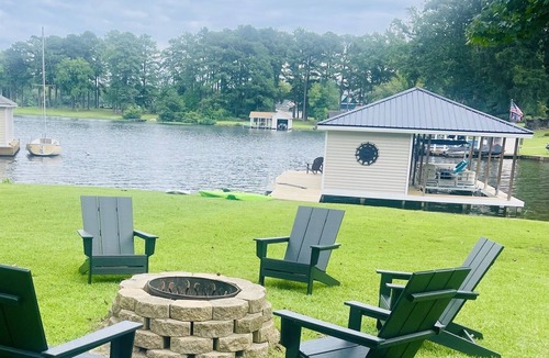 Myrick Estates House | 💥Waterfront💥Luxury HotTub🥇 Kayaks & Paddleboards 💥Pet Friendly, Game Room!