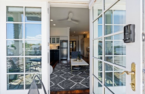 Riverwalk Condo | Waterfront, Sunset Views! Historic Dwtn-King Bed-Luxury with Free Parking!