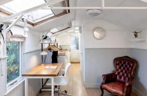 Richmond-upon-Thames Apartment | Waterside studio on River Thames