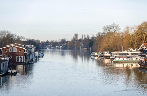 Richmond-upon-Thames Apartment | Waterside studio on River Thames