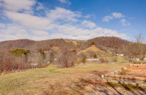 Waynesville Apartment | Waynesville Studio with Fire Pit and Mountain Views!