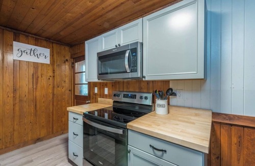 Chimney Rock Cabin | Welcome Back! Cozy Cabin in Chimney Rock! Short walk to town!