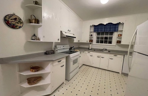 Goldsboro House | Welcome to Nana's House - Centrally Located & Pet Friendly!