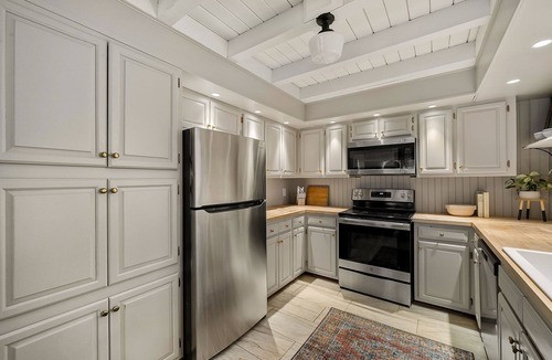 Smithville Cabin | Welcoming Retreat w/Fire Pit and Pizza Oven. Kid and Pet Friendly.