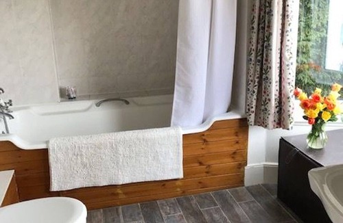 Esher Bed & Breakfast | West End Lodge
