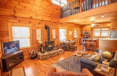West Jefferson House | West Jefferson Cabin- Hot Tub, Fireplace, Sleeps 7