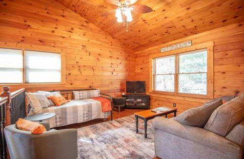 West Jefferson House | West Jefferson Cabin- Hot Tub, Fireplace, Sleeps 7