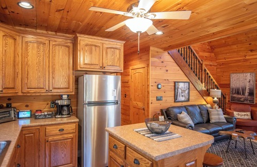 West Jefferson Cabin | West Jefferson Cabin - Hot Tub + Gas Fireplace + King Beds
