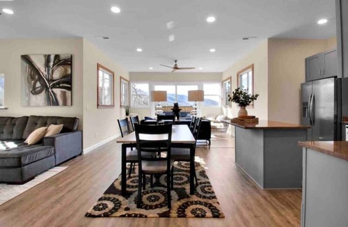 Black Mountain House | Westview Lodge - Downtown BMT!