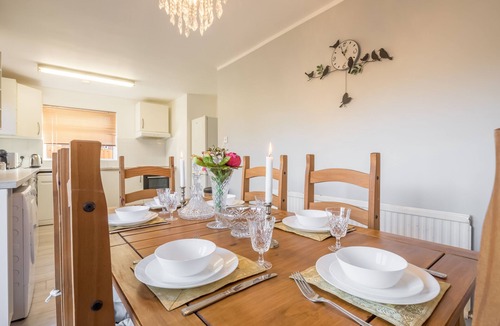 Luton House | Wetherne House w/Parking & Self Checkin near L&D Hospital, Cul De Sac