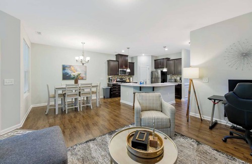 Clegg House | Where Relaxation Meets Home, KING Suite RETREAT, 14 MINS to RDU Airport, POOL