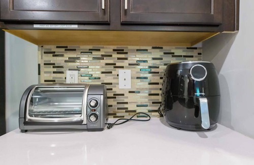 Clegg House | Where Relaxation Meets Home, KING Suite RETREAT, 14 MINS to RDU Airport, POOL