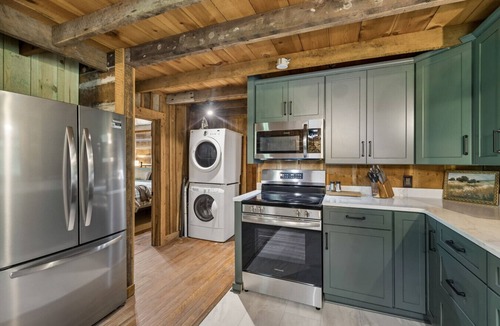 Lynchburg Cabin | Whispering Oaks Lake Cabin-90 Acre Private Retreat w Lake Access
