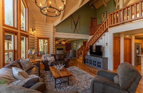 Sugar Grove Cabin | Whispering Willow - 3bd/3.5 bath, hot tub, game tables, views, near original Mast General Store