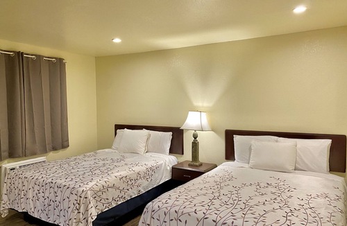 Elizabeth City Hotel | Whistling Pines - Daily & Extended Stay, Elizabeth City