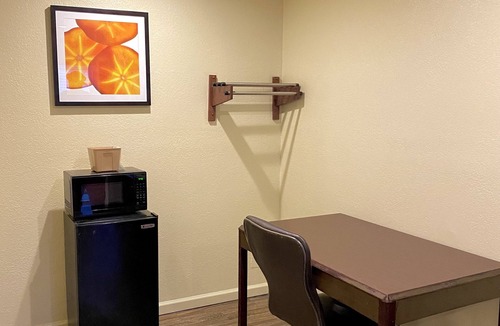 Elizabeth City Hotel | Whistling Pines - Daily & Extended Stay, Elizabeth City