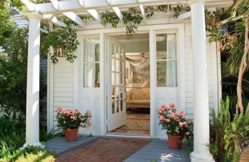 Historic Downtown Manteo Bed & Breakfast | White Doe Inn Bed & Breakfast