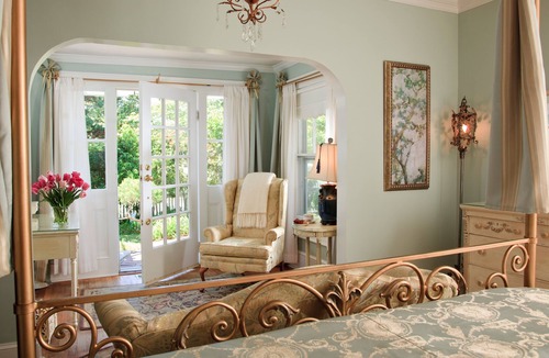 Historic Downtown Manteo Bed & Breakfast | White Doe Inn
