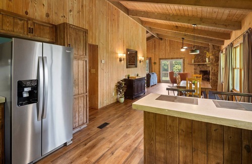 Qualla House | Whittier Woods Retreat. Smokies, Bryson City. Pet-friendly, Family Get-A-Way.