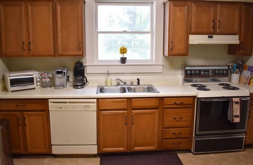 Highlands House | Whittle Pines- Walk to town, churches, shopping, library and more
