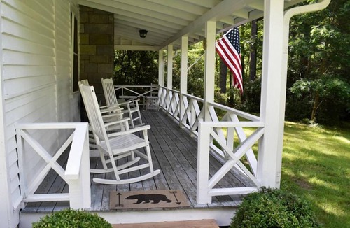 Highlands House | Whittle Pines- Walk to town, churches, shopping, library and more