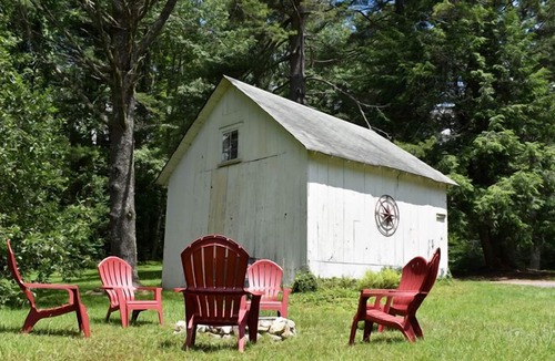 Highlands House | Whittle Pines- Walk to town, churches, shopping, library and more