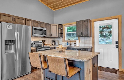 Beech Mountain Cabin | Wild Daisy Haven | Hot Tub | Games | Dog Friendly