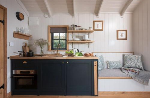 Kenn House | Willow Hideaway-Shepherd Hut, Hot Tub, Wood Burner