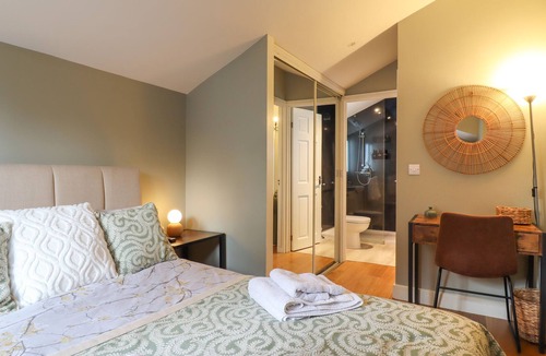 Fifield Cabin | WILLOW LODGE, romantic, with a garden in Windsor, Berkshire